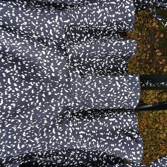 SHEIN Black and White Ruffled Tie Front Blouse Sz M NWOT - Picture 10 of 12